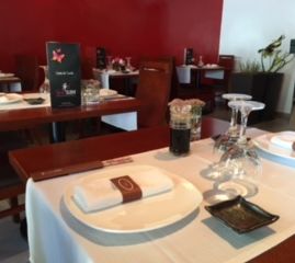 Restaurante Japonés You Sushi Mesas y vajilla