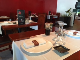Restaurante Japonés You Sushi Mesas y vajilla
