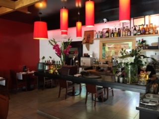 Restaurante Japonés You Sushi Interior con mesas